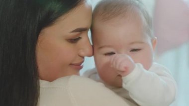 Güzel bir bebeğin portresi ve annesinin kucaklaşması ve sevgi dolu bir annelik ve çocukluk kavramı.