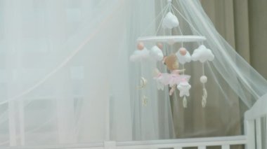 Kameraya yakın yatak odasındaki bebek karyolasının üzerinde yavaşça hareket eden sevimli küçük oyuncaklar. 4k