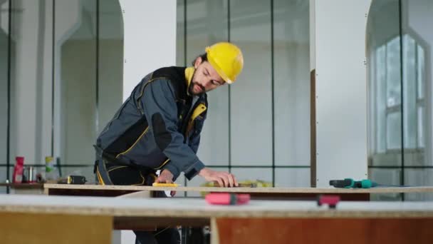 一位英俊的建筑工人，带着安全设备，在建筑工地辛勤工作，跳起舞来很开心 — 图库视频影像