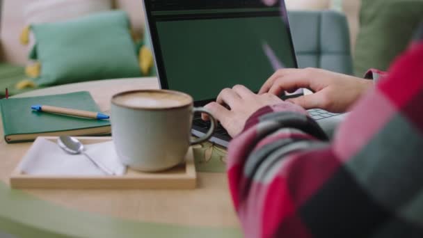 Framför kameran arbetar man händerna närbild på laptop i kaféet han arbetar på laptop skriva något — Stockvideo