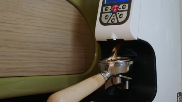 Detalles de una máquina de café tostado granos de café aroma caliente de café y frescura orgánica. 4k — Vídeos de Stock