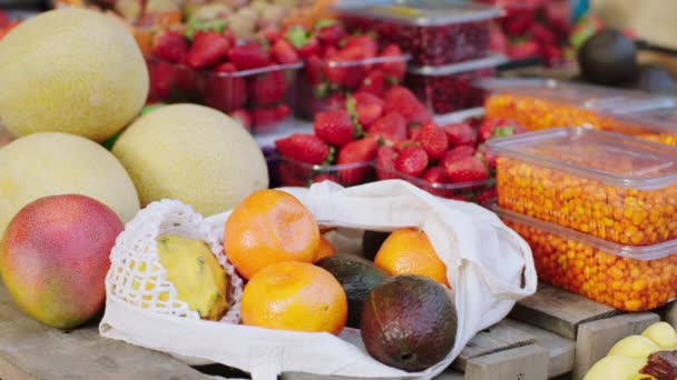 Zbliżenie do kamery rejestrującej świeże organiczne owoce w sklepie z warzywami ekologicznymi — Wideo stockowe