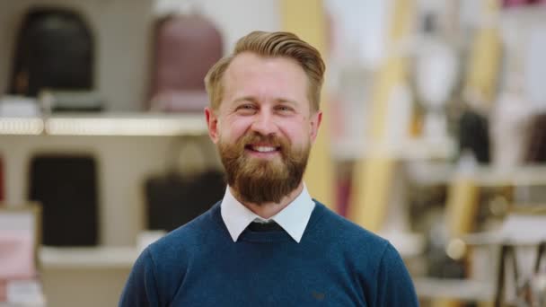 Retrato de un vendedor guapo posando delante de la cámara sonriendo a lo grande en el concepto de tienda de accesorios de la pequeña empresa y empresario — Vídeos de Stock