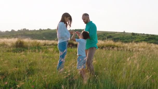 Perfekte Zeit mit der Familie verbringen in der Natur mitten in der Natur sie kühlen Spaziergang durch das Feld — Stockvideo