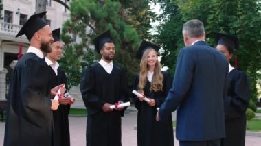 Mezuniyet grubundan sonra üniversiteden bir profesörle bir konuşma yapacaklar.