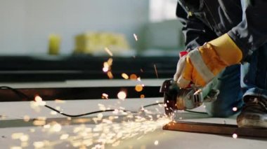 İnşaat alanından bazı işçiler bazı metalleri keserken kameranın önünde büyük kıvılcımlar çıkıyor.