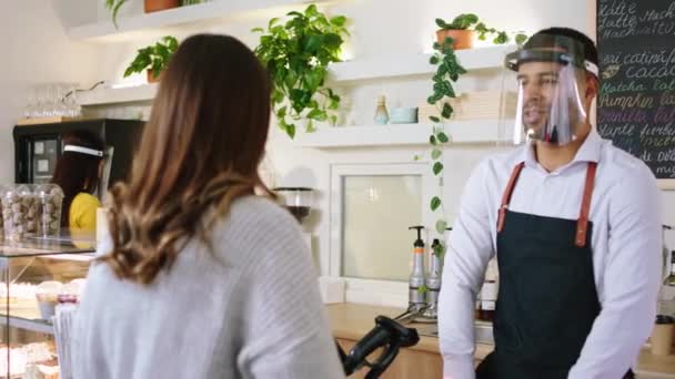 Dans le café bar atmosphère moderne charismatique afro-américain barista ramasser les commandes du client il portait un masque de protection dans la pandémie de coronavirus — Video