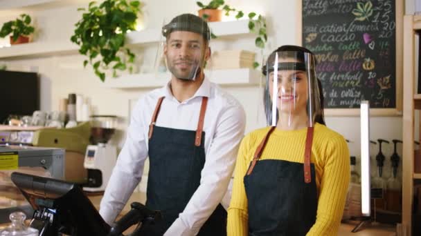 Multi-etnische team van barista in de coffeeshop charismatische man en vrouw poseren gelukkig met een grote glimlach aan de camera — Stockvideo