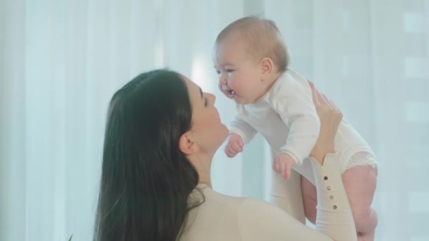 Dans la matinée belle maman et sa fille bébé embrassant l'autre bébé sont heureux et excités concept de maternité et d'enfance — Video