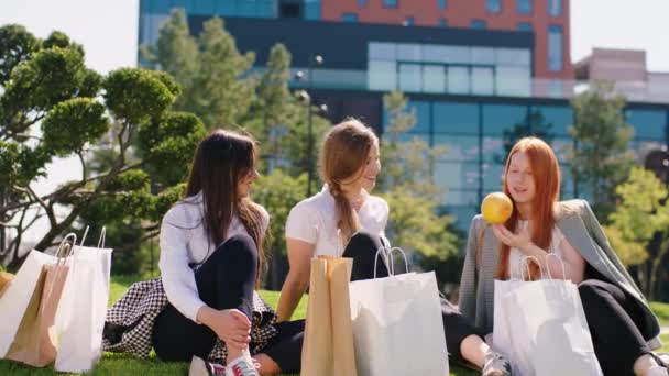 Glada Och Upphetsade Vänner Damer Efter College Möte Staden Tar — Stockvideo