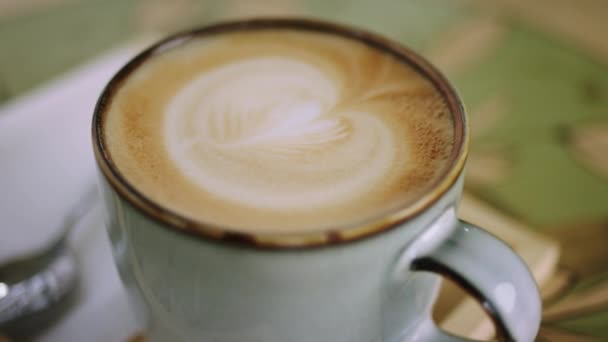 Gros plan savoureux tasse de café prenant gros plan à la caméra dans le café-restaurant — Video