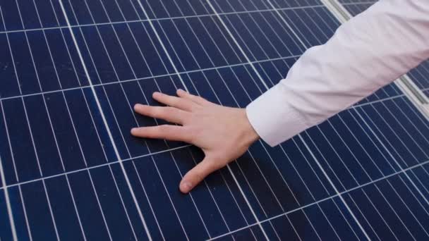 Οικολόγος μηχανικός χέρια αγγίζοντας τα ηλιακά πάνελ για τον έλεγχο της λειτουργίας του ήλιου και την καθαριότητα των φωτοβολταϊκών ηλιακών μπαταριών έννοια της ενεργειακής οικολογικής καινοτομίας και το μέλλον. 4ια — Αρχείο Βίντεο