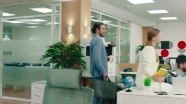 Kararlı bir iş adamı parlak bir ofis odasına girer ve toplantıdaki insanları tokalaşarak selamlar.
