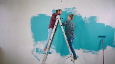 İyi görünümlü bir çifti alıp, duvarları mavi renge boyamak ve birlikte çalışmak ve tartışmak için terazide yükseğe çıkarmak.
