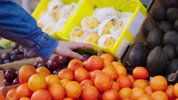 Na frente da câmera de legumes frescos loja cliente pegar algumas laranjas ecológicas frescas do conceito de caixa de vida saudável — Vídeo de Stock