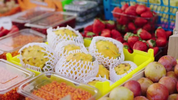 在美丽的生态蔬菜商店里，从健康食品和有机水果的盒子概念出发，对新鲜异国情调的水果进行了视频特写 — 图库视频影像