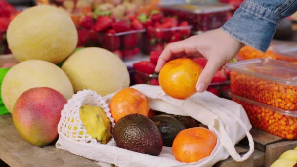 生态蔬菜店顾客特写特写，在生态袋中加入新鲜的有机水果 — 图库视频影像