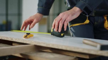 İnşaat inşaat işçisi kamerayla video çeken detaylar kalem ile bazı ölçümler ve notlar yapar