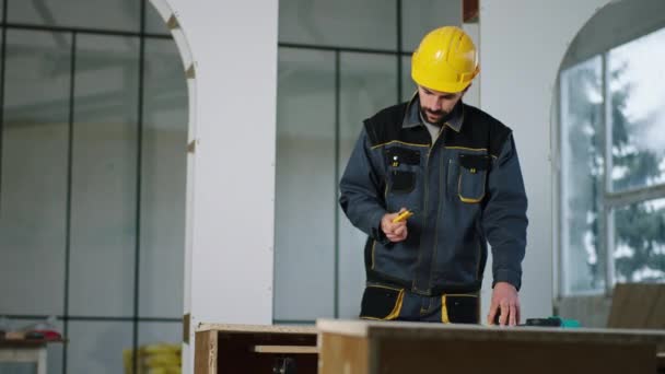 Харизматичный и привлекательный мужчина-строитель, работающий на стройке, танцующий и наслаждающийся днем — стоковое видео