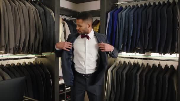 Koncepcja wzornictwa couture i biznesu w sklepie luksusowy garnitur klient Afro amerykański biznesmen nosić czarny garnitur krawat przed kamerą — Wideo stockowe