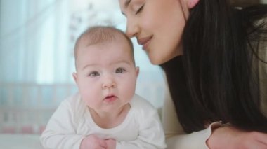 Yatak odasında karizmatik bir anne ve küçük kızı birlikte çok güzel vakit geçiriyorlar. Yatağa uzanıp anneliğin ve çocukluğun tadını çıkarıyorlar.