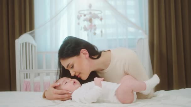 Gros plan sur la caméra de beaux moments entre le bébé et la mère accélérant beau temps ensemble gros plan étreignant l'autre concept de maternité et d'enfance. Tourné sur ARRI Alexa Mini. — Video