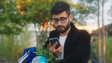 Karizmatik ofis müdürü işten kovuldu. Üzgün bir suratı var. Akıllı telefonuna bir şeyler yazıyor.
