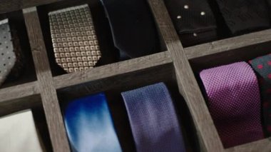 Lüks takım elbise dükkanındaki yeni kravat koleksiyonundan büyük bir standın videosunu alan küçük işletme aksesuarları tasarımı kavramı. ARRI Alexa Mini 'de çekilen