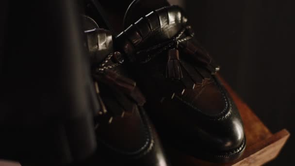 Konzept der handgefertigten Schuhe und Accessoires unter Video-Nahaufnahme eines Paares Lederschuhe für Herren von hoher Qualität — Stockvideo
