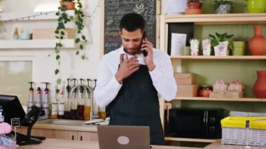 Yakışıklı kahveci erkek Afro-Amerikalı. Küçük işletme ve girişimci kavramına müşteri siparişi vermek için dizüstü bilgisayarı kullanıyor.