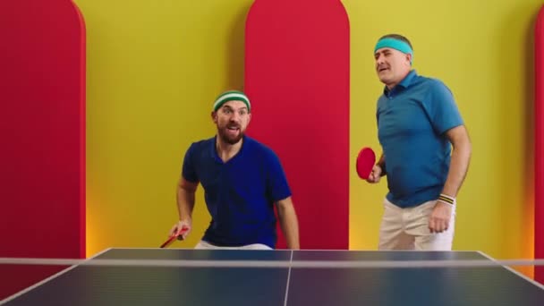 Father and son very charismatic and good looking playing the table tennis or ping pong they catch the balls with the racket and get excited — Stockvideo