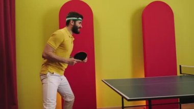 Çekici bir adam pinpon maçında topları yakalar ve kazanacağı için heyecanlanır. Bunlar spor ve sağlıklı yaşam tarzının tam donanımıdır.