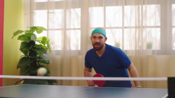 Közelkép videózás egy karizmatikus férfi ping-pong játékos játszik az asztalitenisz fogás és üti a labdákat kap izgatott és boldog — Stock videók