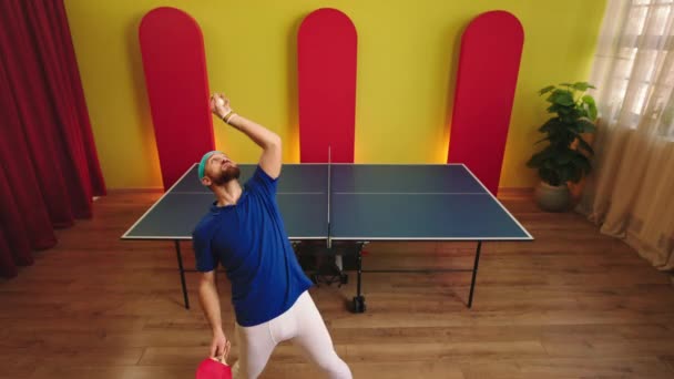 Przystojny facet ping pong gracz przygotować się do gry trzymając jego rakieta i piłka uderzając piłkę i złapać są podekscytowani przed grą — Wideo stockowe