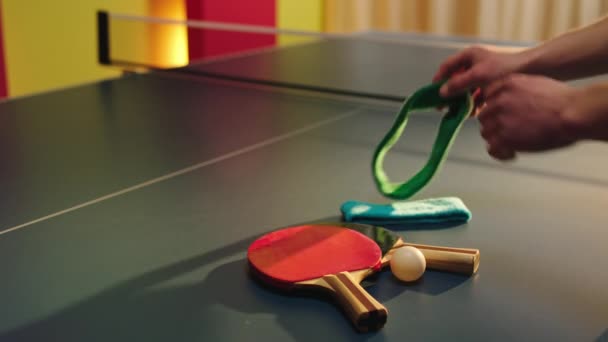 S detaily stolní tenis a raketa s míčky jeden z hráčů přišel ke stolu vzít ping pong scrunchy čelenka. Shot na ARRI Alexa Mini — Stock video