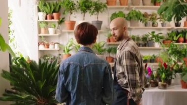 Çiçekçide çiçekçi adam yeni tezgahtara bir gezinti yapar. Çiçek takım çalışması ve mutlu iş arkadaşlarıyla nasıl işbirliği yapılacağını açıklar. ARRI Alexa Mini 'de çekilen