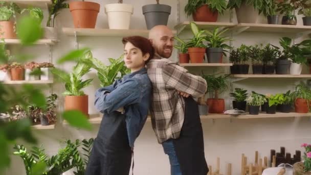 Concept van kleine familiebedrijf het echtpaar Kaukasisch kijkend poseren voor de camera ze glimlachen groot en kruising handen. 4k — Stockvideo