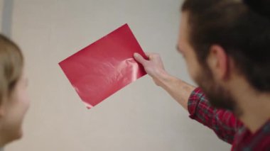 Harika bir çift evdeki duvarı hangi renge boyayacaklarını seçerek çok mutlu oldular.