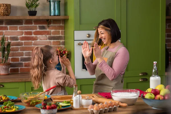 Spännande vit familj föräldrar och två barn flickor gärna spela sten papper sax innan du börjar laga middag tillsammans på den rustika köksön — Stockfoto