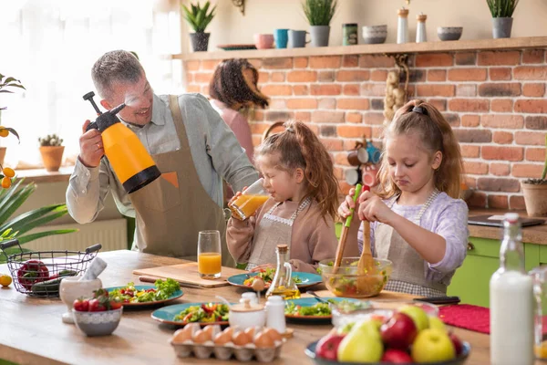 Family preparing food in kitchen — Stock Photo, Image