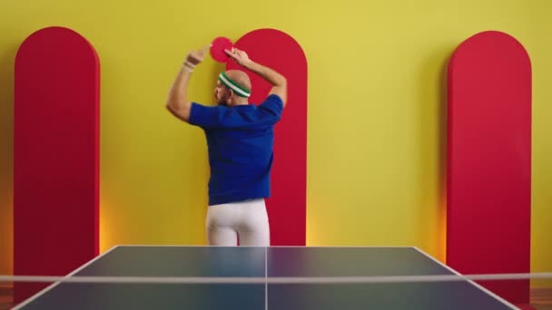 Tafeltennis tijd voor een jonge man hij klaar om te beginnen met het spelen hij dansen en oefenen voor het spel houden van zijn racket hij zijn volledige uitrusting. 4k — Stockvideo