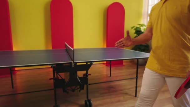 Concepto de deporte y estilo de vida saludable primer plano de la cámara dos jugadores de tenis de mesa o ping pong estrechando la mano después de terminar el juego. 4k — Vídeos de Stock