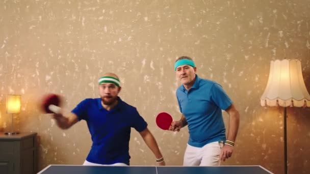 Aantrekkelijk en chat vader en zoon spelen samen als een team op de ping pong ze vleugel het spel gelukkig knuffelen elkaar — Stockvideo