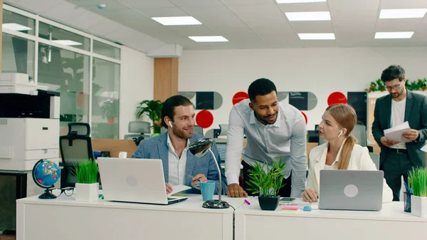 Çalışkan bir erkek ve kadın laptoplarının başında birbirleriyle konuşuyorlardı. Çok çekici melez iş arkadaşları onları kontrol etmek için ortaya çıktı. İkisi de onunla konuşuyordu.