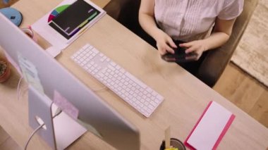 Çağrı merkezinin internet operatörü müşteri desteğini halledin. Video görüntülerini alın. Kulaklığı takın ve işe hazır olun.