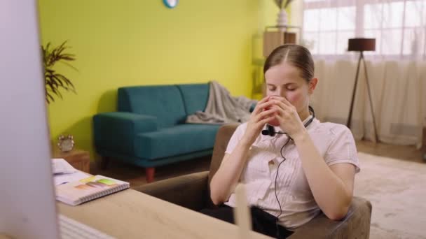 Zu Hause schöne Frau Online-Betreiber haben eine Kaffeepause sie entspannt auf ihrem Arbeitsstuhl vor dem Computer schließen sie die Augen und genießen die Pausenzeit — Stockvideo