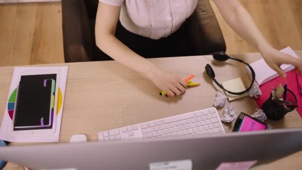 Video details taking from the up at the office centre call centre agent cleaning her table before start to work at the computer — Vídeo de Stock