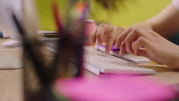 Closeup to the camera typing on the keyboard at computer in the office centre the office worker woman — Vídeo de Stock