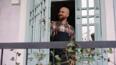 Sabah çiçekçinin büyük, mutlu sahibi dükkânı açtı. Kapıdaki açık tabağı açtı.