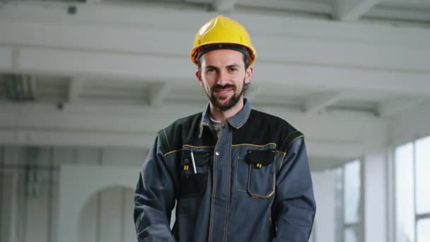 Handsome constructor worker man crossing hands and posing charismatic in front of the camera he wearing safety helmet — Stok video